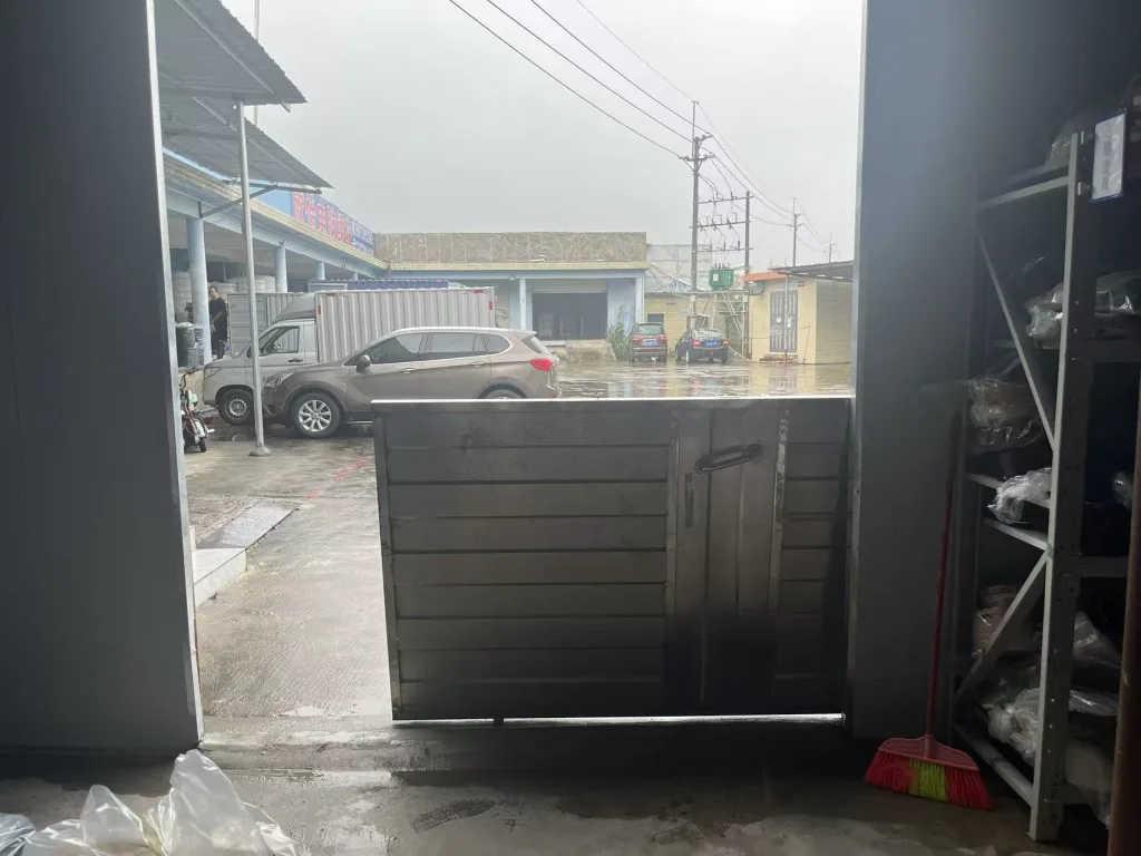 狂风暴雨中的实体防线：迎战台风“红霞”，制造工厂、加工车间与档口全流程防汛风控指南